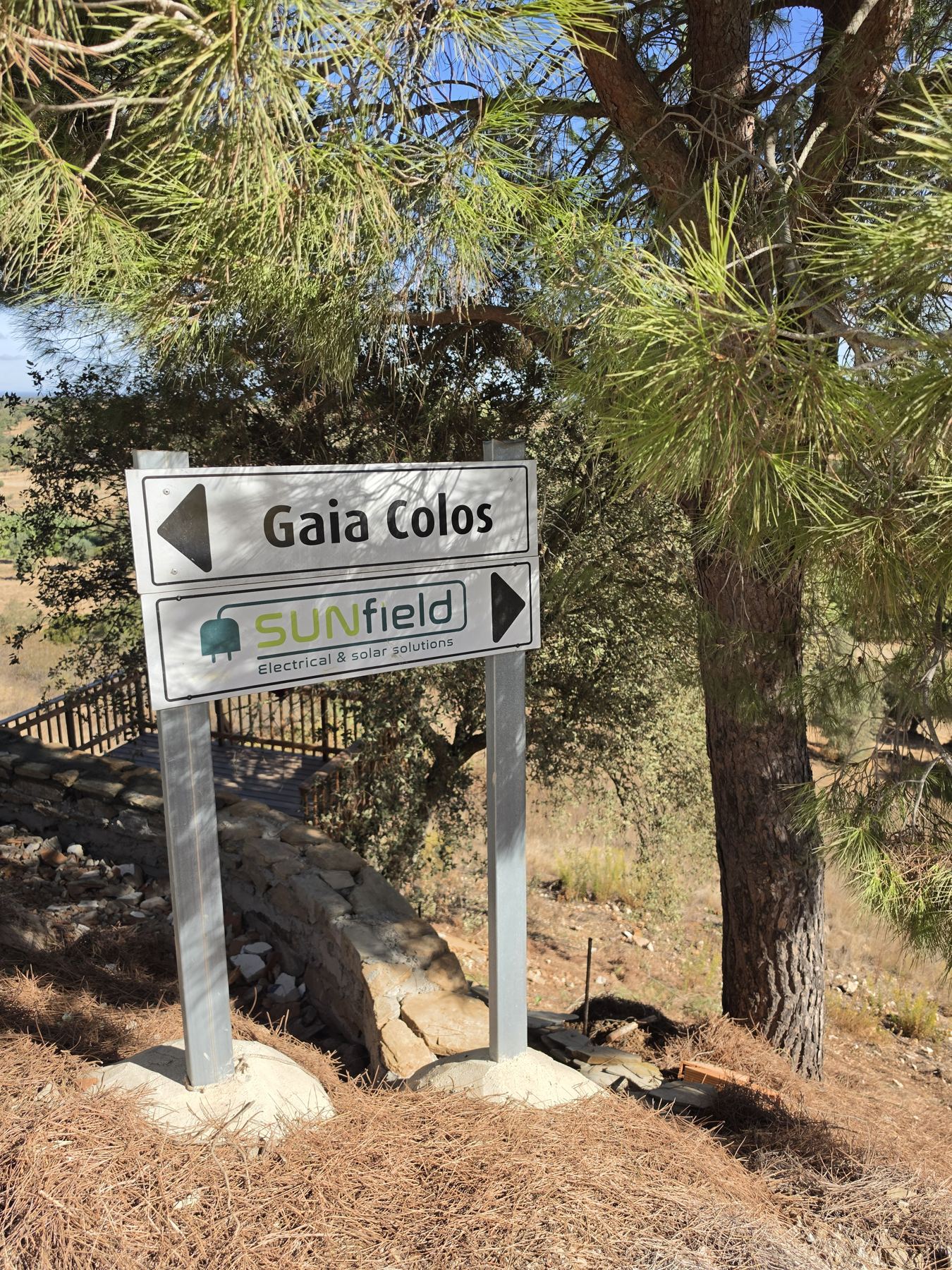 Signpost at the entrance of Quinta do Coito Grande, Colos